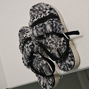Koolaburra By Ugg Black & White Leopard Buckle Shoes/sandals, Size 8
